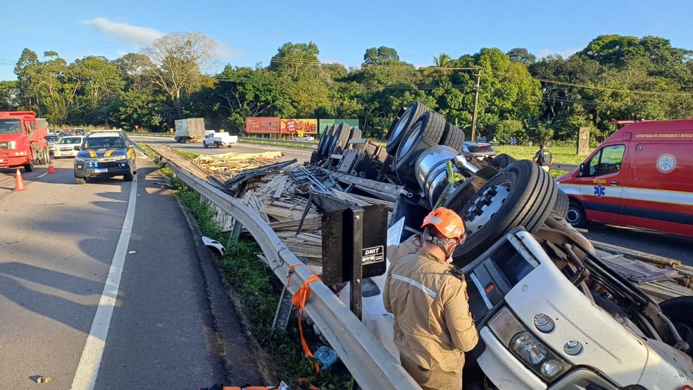 Bombeiros resgatam motorista que ficou preso às ferragens após caminhão tombar na Grande João Pessoa — Foto: Reprodução/PRF