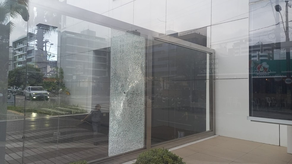 Marca de tiro em vidro do condomínio alvo de uma tentativa de assalto, em João Pessoa — Foto: Silvia Torres/TV Cabo Branco