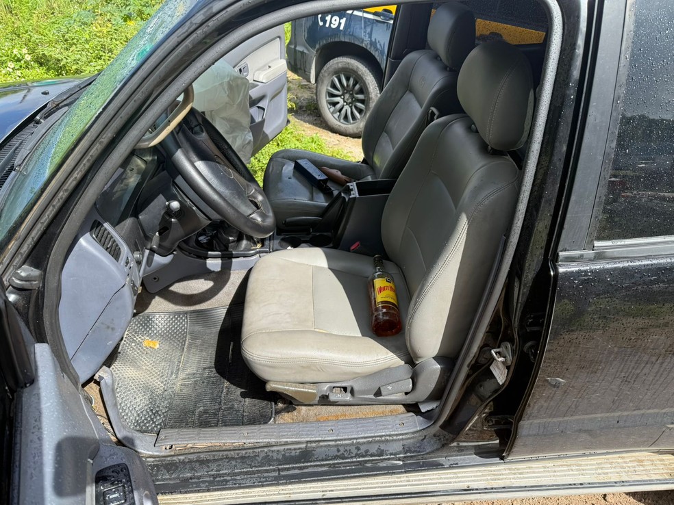 Garrafa de bebida foi encontrada em carro de motorista que fez a ultrapassagem — Foto: Zuila David/TV Cabo Branco