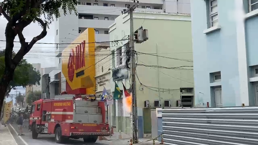 Poste pega fogo em frente à Prefeitura de Patos, PB — Foto: Reprodução/g1