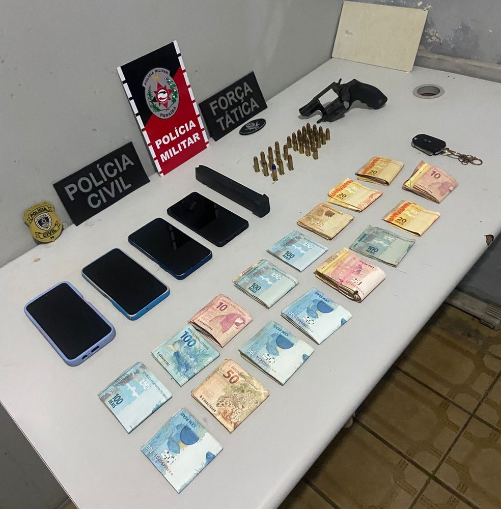 Com os suspeitos, foi apreendida uma arma de fogo, munição, celulares e dinheiro — Foto: Polícia Civil/Divulgação