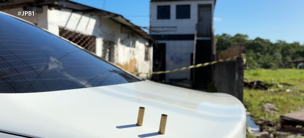 Jovem é morto com mais de 30 tiros em comunidade de Bayeux, na Paraíba — Foto: Reprodução / TV Cabo Branco