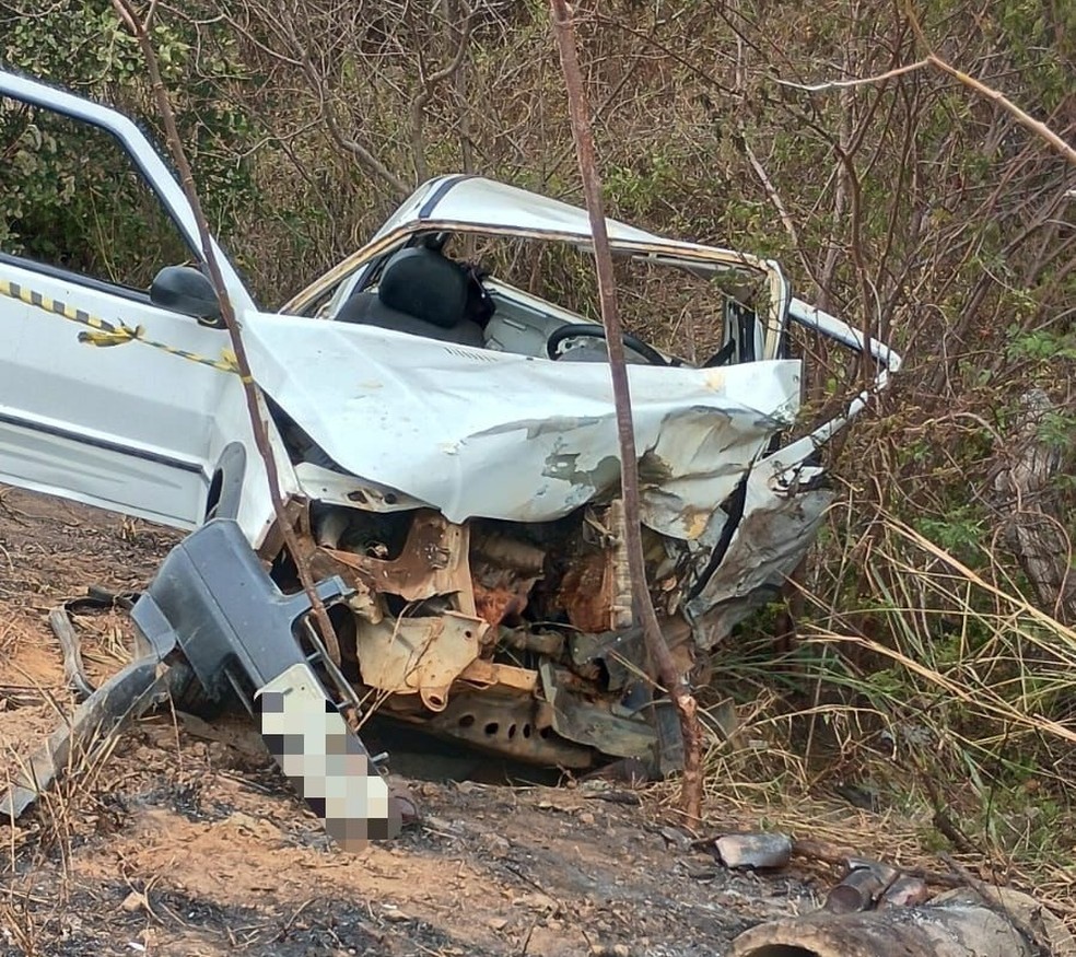 Um dos veículos envolvidos no acidente entre Teixeira e Desterro, no Sertão da PB — Foto: Reprodução/TV Paraíba
