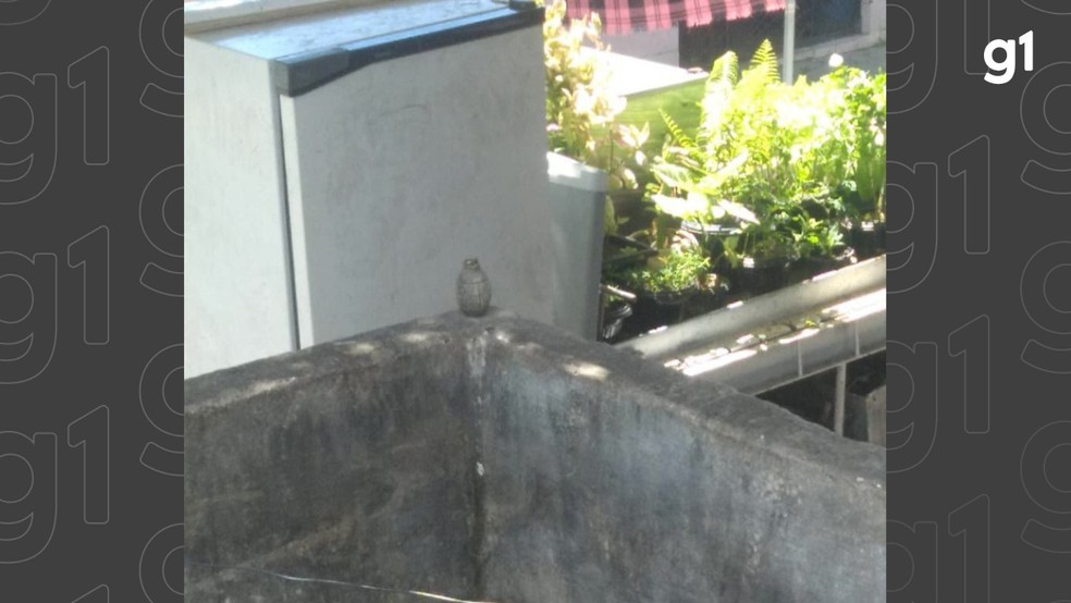 Granada é encontrada em praça de Santa Rita e explodida pela polícia — Foto: TV Cabo Branco