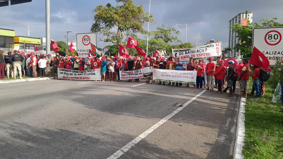 Manifestantes fecham a BR-101 em Natal — Foto: Thiago César/Inter TV Cabugi