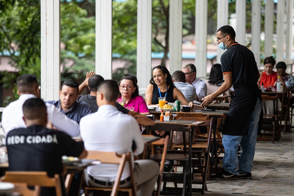 Setor de serviços — que engloba bares, restaurantes, hotelaria, salões de beleza e outras atividades do tipo  — Foto: Fábio Tito/g1