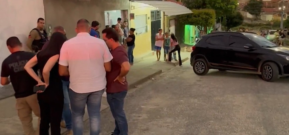 Homem foi morto na frente de casa, em Campina Grande — Foto: Reprodução/TV Paraíba