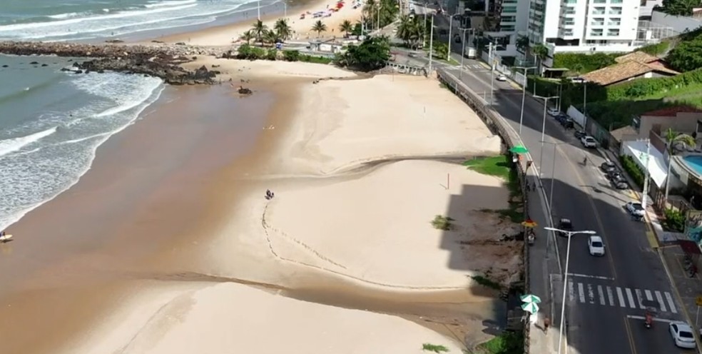 Praia de Areia Preta, em Natal (RN), foi considerada imprópria para banho — Foto: Reprodução/Inter TV Cabugi