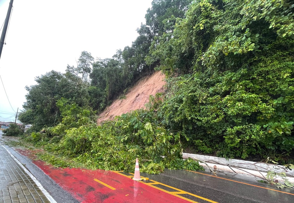Parte atingida pelo deslizamento de terra na barreira do Cabo Branco, em João Pessoa — Foto: Diogo Pinheiro/TV Cabo Branco