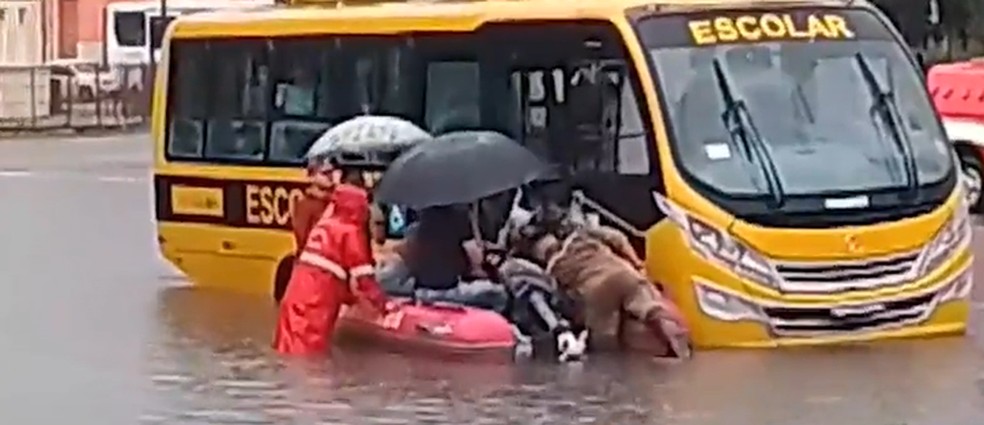 Estudantes ficam ilhados e são resgatados de barco pelos bombeiros após fortes chuvas em João Pessoa — Foto: Reprodução/g1 PB