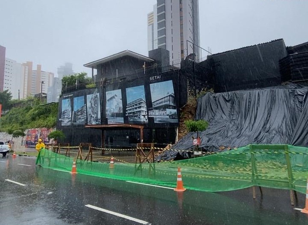 Interdição parcial na Av. Epitácio Pessoa, em João Pessoa, altera trânsito e desativa parada de ônibus temporariamente — Foto: Reprodução / Defesa Civil
