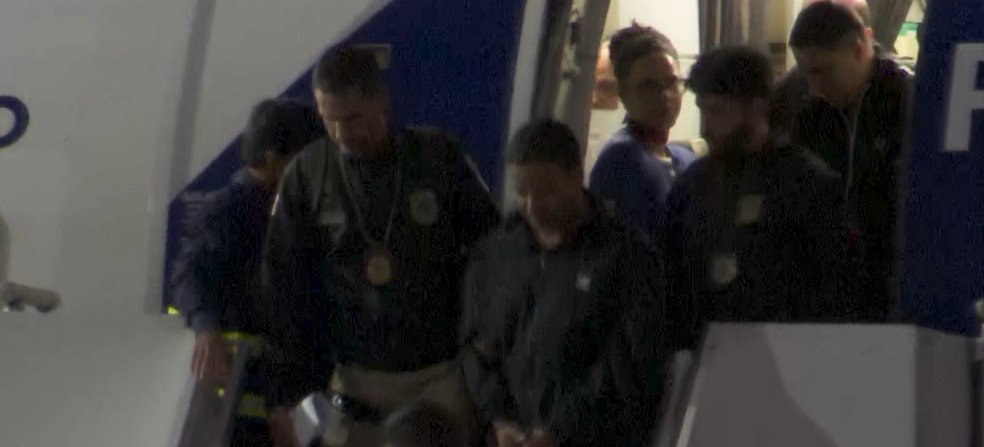 Hytalo Santos saindo de avião — Foto: TV Cabo Branco