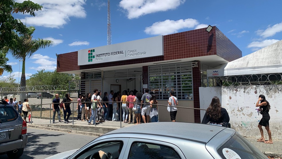 Portões abertos para o Enem no IFPB, em Campina Grande — Foto: Erickson Nogueira/g1