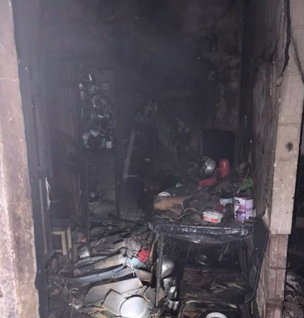 Casa onde idosa de 68 anos morava foi totalmente destruída pelo fogo, em Patos, no Sertão da Paraíba — Foto: TV Cabo Branco/Reprodução