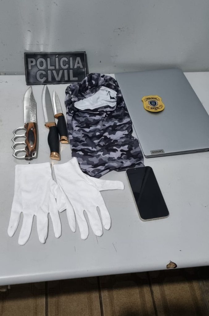 Facas, luvas, balnça e aparelho celular que foram apreendidos com a suspeita durante ação da Polícia Civil — Foto: Polícia Civil/Divulgação