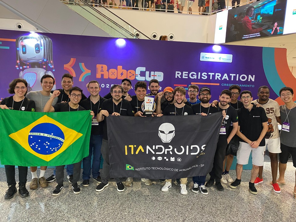 Paraibano liderou equipe vencedora de categoria da Olímpiada Mundial de Robótica 2025 — Foto: Marcello Ryaj/Acervo pessoal