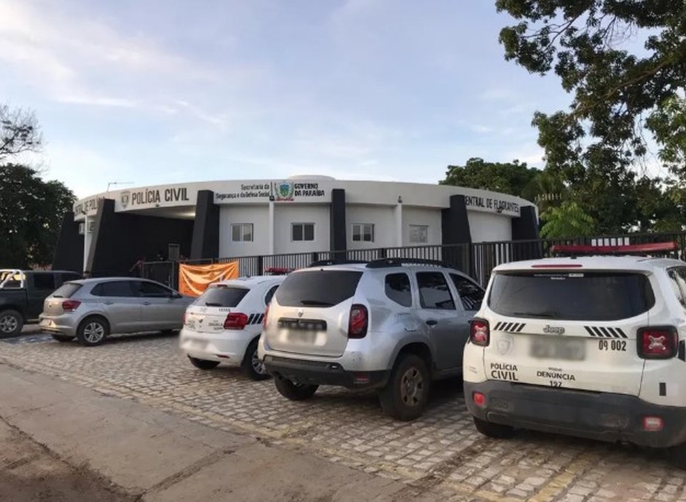 Após ser detida, a suspeita foi levada para a delegacia de Catolé do Rocha, onde permanece presa — Foto: Polícia Civil / Divulgação