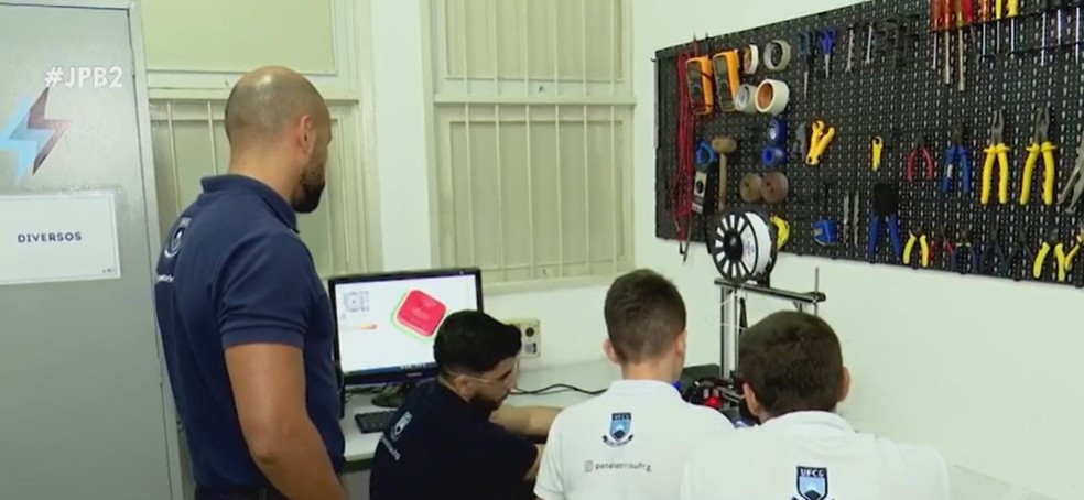 Estudantes da curso engenharia elétrica UFCG desenvolvem impressora 3D — Foto: Reprodução / TV Paraíba