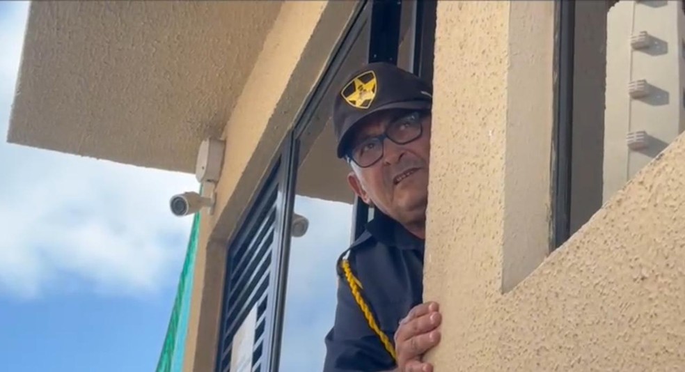 Porteiro que ajudou vítima após espancamento em elevador em Natal — Foto: Kleber Teixeira/Inter TV Cabugi