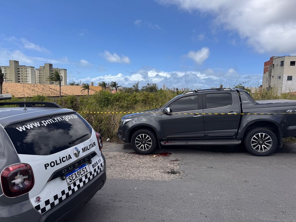 Polícia investiga morte de homem baleado dentro de carro em Natal — Foto: Vinicius Marinho/Inter TV Cabugi