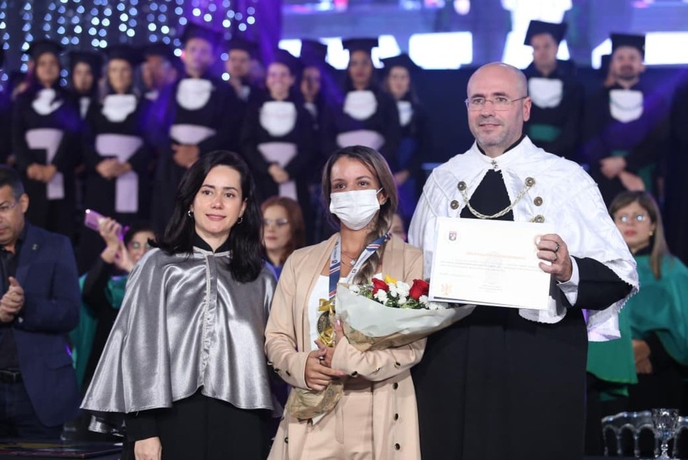 Juliana Soares, de máscara, recebeu homenagem com medalha de honra de instituição de ensino — Foto: Divulgação