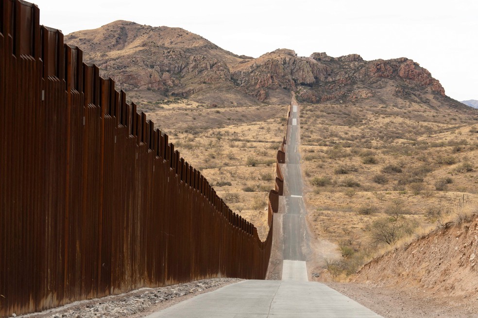A cerca que divide a fronteira EUA-México no Arizona, EUA, em 22 de janeiro de 2025. — Foto: REUTERS/Rebecca Noble