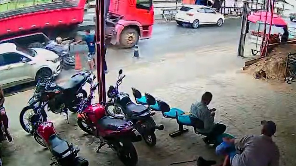 Vídeo registra momento do acidente entre caminhão-caçamba e motociclista no Colinas do Sul — Foto: Reprodução/TV Cabo Branco