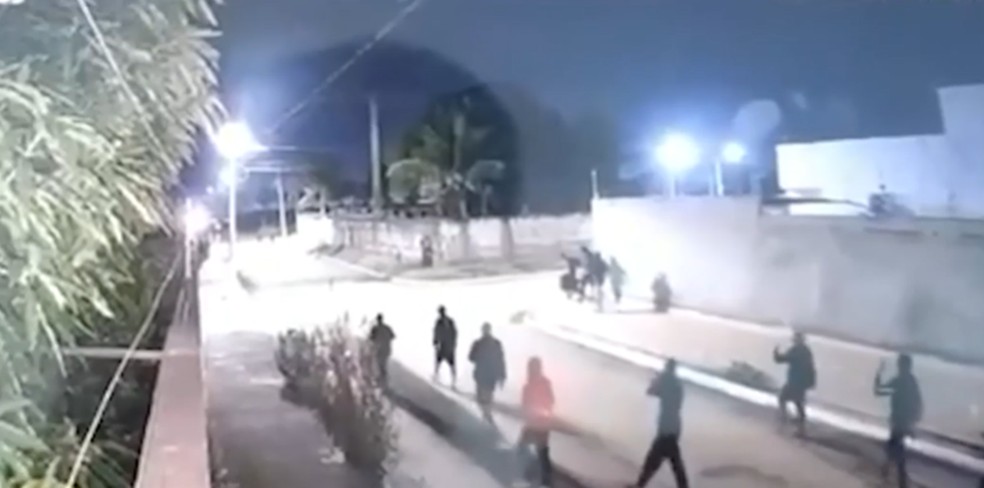 Sete pessoas que estavam transitando armadas em rua pública de Bayeux foram presas, nesta quarta-feira (3) — Foto: TV Cabo Branco