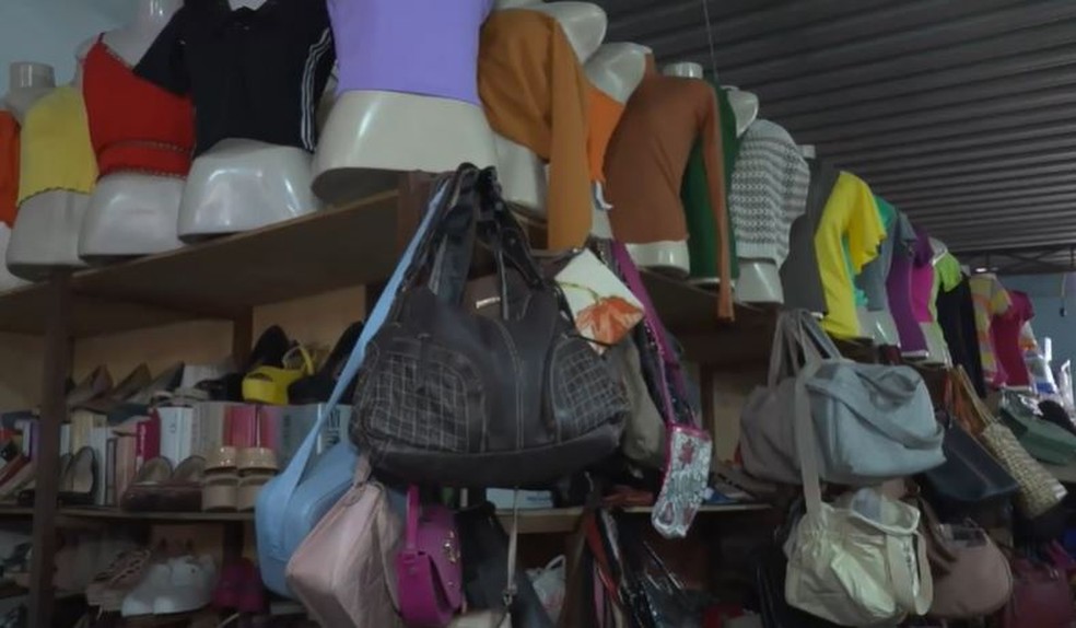 Bazar de roupas promove o reaproveitamento de peças de roupa que seriam descartadas, reduzindo a produção de lixo, em João Pessoa — Foto: TV Cabo Branco/Reprodução