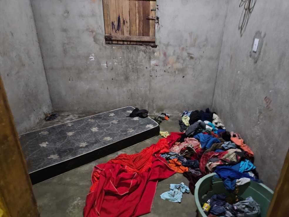 Casa onde mulher que vendia vídeos sexuais da filha foi presa — Foto: Divulgação/Polícia Civil