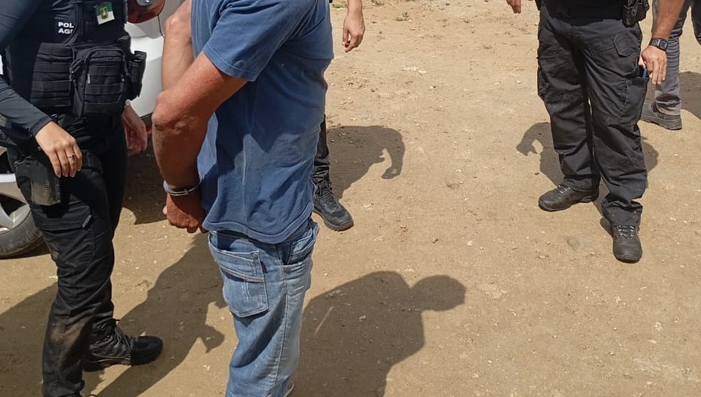 Suspeito de feminicídio é algemado por policial feminina após se entregar à polícia no interior do RN — Foto: Cedida