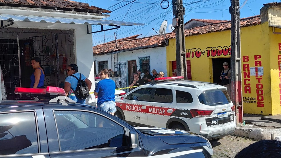 Homem de 32 anos foi morto a tiros dentro de casa, em Bayeux — Foto: Antônio Vieira/TV Cabo Branco