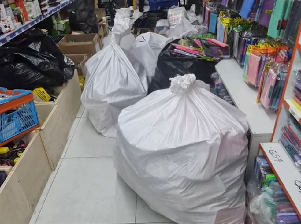 Produtos falsificados apreendidos durante operação da Polícia Civil no Centro de João Pessoa — Foto: TV Cabo Branco/Reprodução