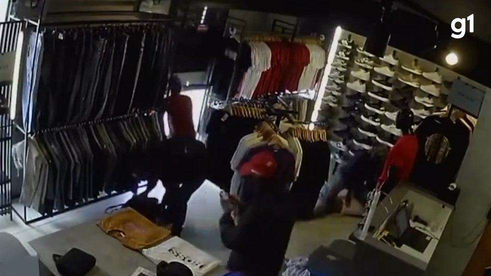 Loja de roupas masculinas é assaltada em Campina Grande e câmeras flagram suspeitos — Foto: TV Paraíba