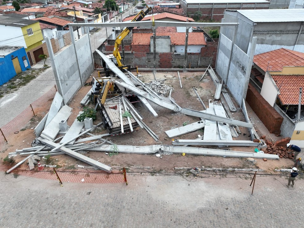 Galpão desabou em São Gonçalo do Amarante, na Grande Natal, e deixou dois mortos — Foto: PCI-RN/Divulgação