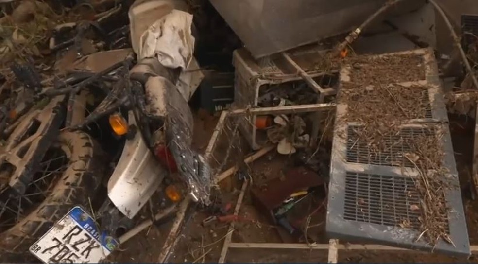Casas ficaram destruídas após rompimento de reservatório em Campina Grande  — Foto: TV Cabo Branco/Reprodução