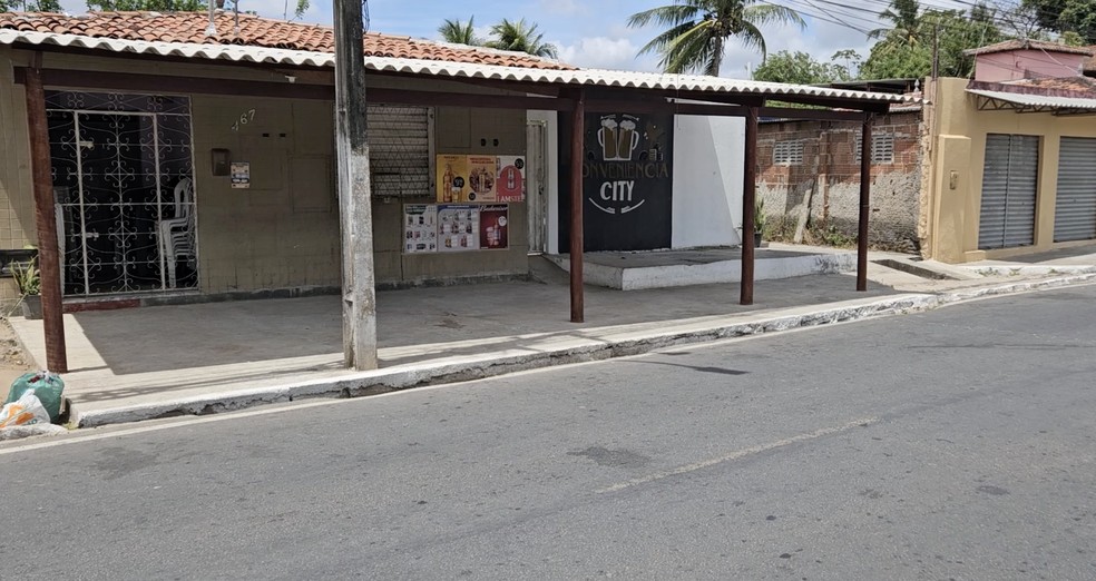 Vítimas estavam bebendo em uma conveniência no Centro de Macaíba — Foto: Brunno Rocha/Inter TV Cabugi