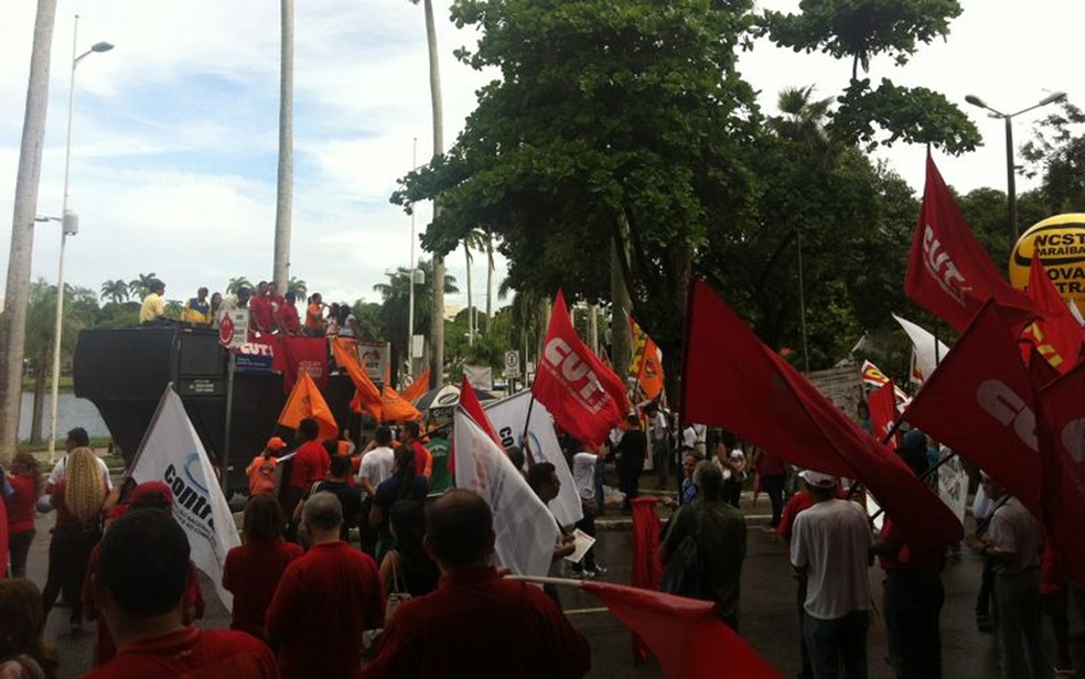 Movimentos sindicais se concentraram na Lagoa do Parque Solon de Lucena, em João Pessoa — Foto: Daniel Peixoto/G1