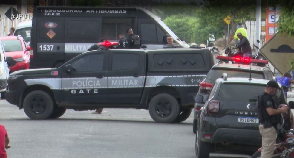Viatura do Esquadrão Anti-Bombas da Polícia Militar também esteve no local durante operação, em Areial, no Agreste da Paraíba — Foto: TV Paraíba/Reprodução