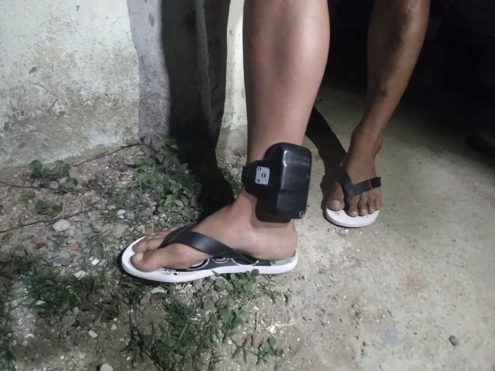 Tornozeleira eletrônica usada no monitoramento de pessoas no RN — Foto: Seap/Divulgação