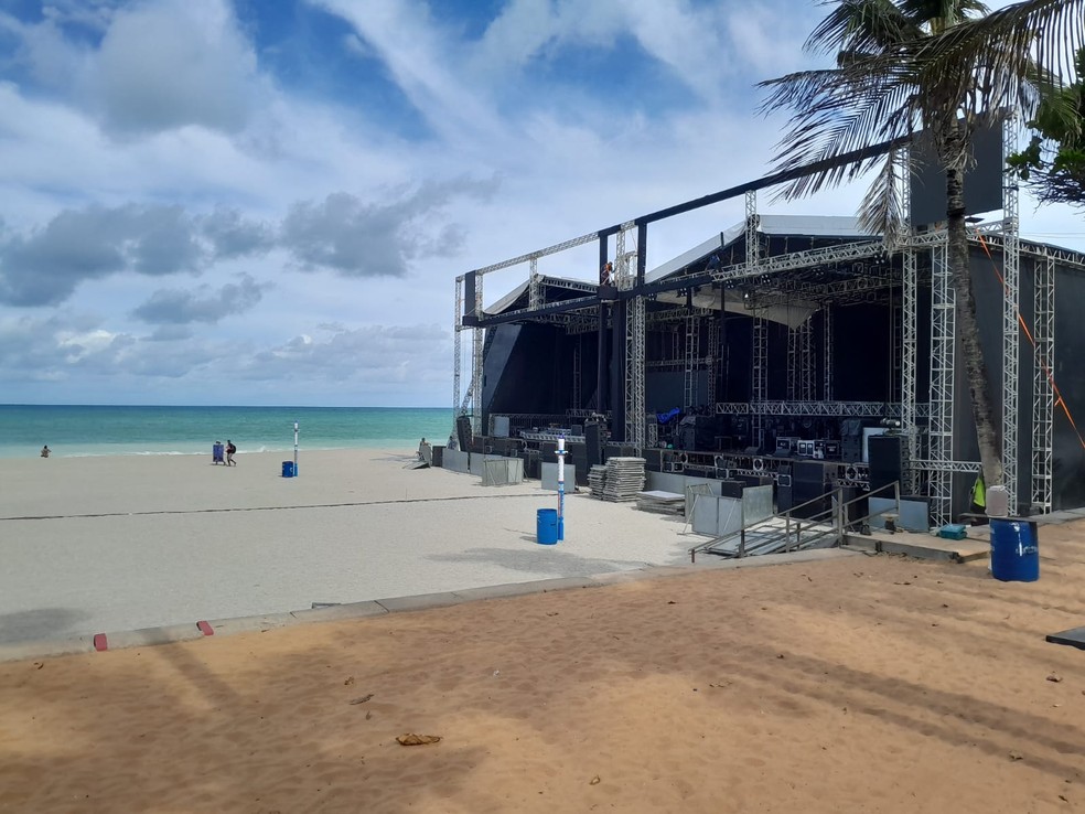 Estrutura dos shows do Natal em Natal em Ponta Negra — Foto: Thiago César/Inter TV Cabugi/ARQUIVO