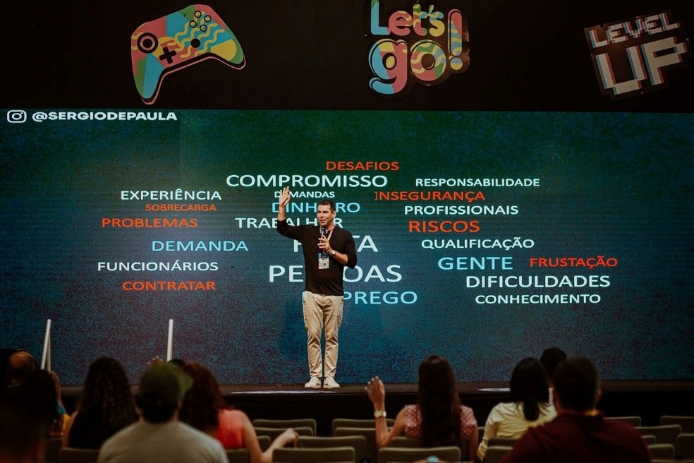 CEO da Vox2You, Sérgio de Paula, conduz workshop de comunicação — Foto: Divulgação Vox2You