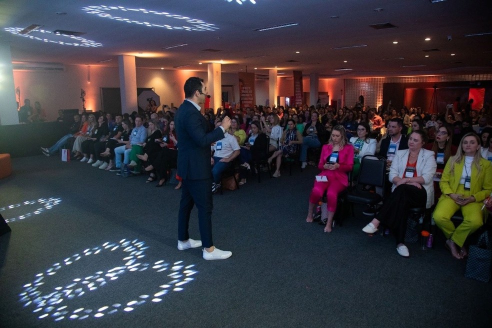 Sérgio de Paula, CEO da Vox2You, palestra em evento sobre oratória e comunicação — Foto: Divulgação Vox2You