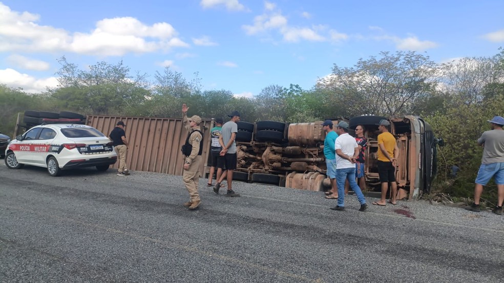 Carreta com cerca de 80 bois tomba no Sertão da Paraíba — Foto: Divulgação/Polícia Militar