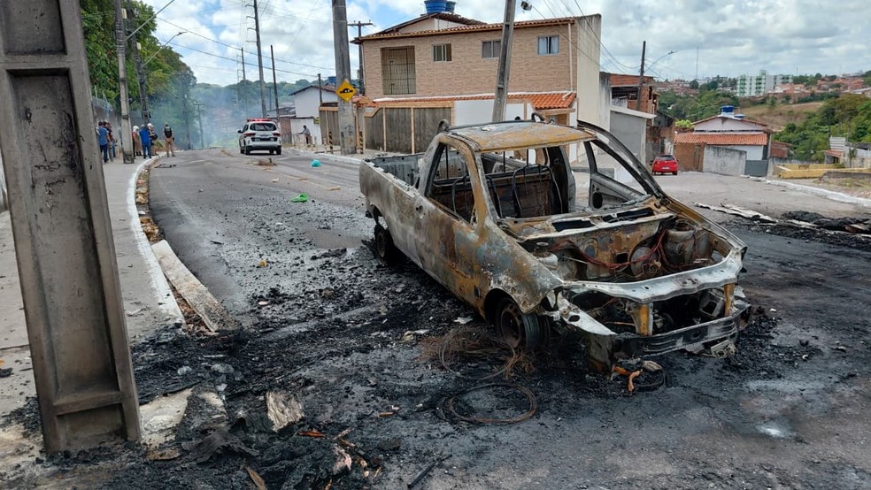 Moradores protestam na comunidade Paulo Afonso após morte de jovem — Foto: Antônio Vieira/TV Cabo Branco