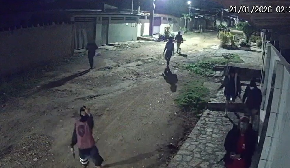 Grupo armado no bairro Jardim Aeroporto, em Bayeux — Foto: Reprodução/TV Cabo Branco