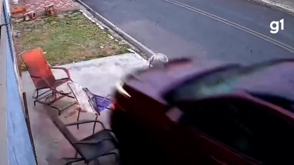 Carro quase atropela mulher e crianças na calçada de casa, no Sertão da Paraíba — Foto: Reprodução