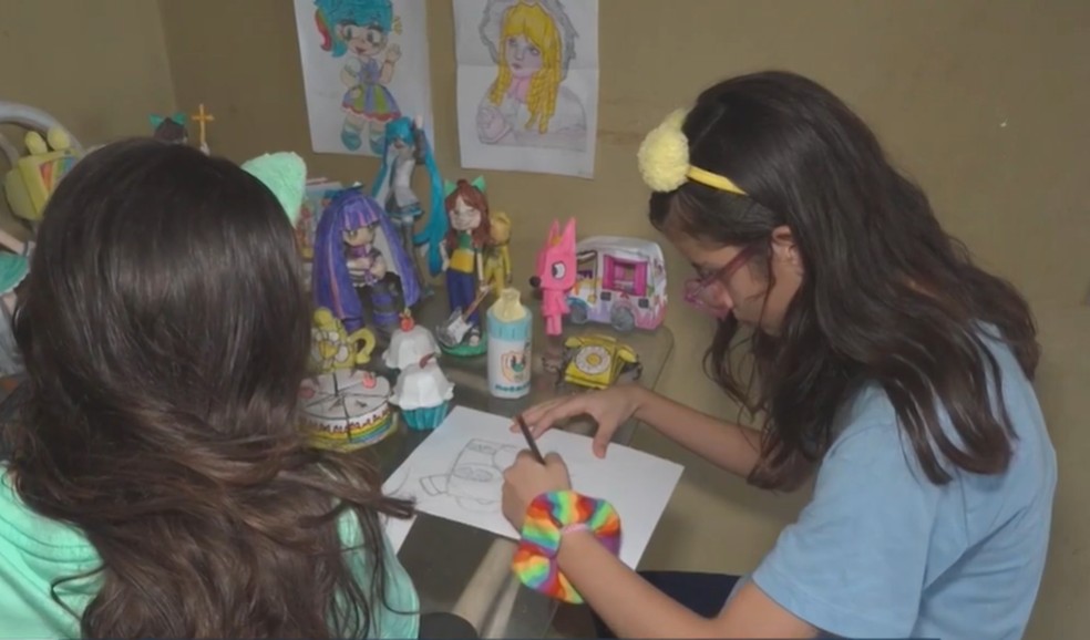 Maria Clara e Maria Carolina, irmãs gêmeas desenhistas de 12 anos, em Campina Grande — Foto: TV Paraíba/Reprodução