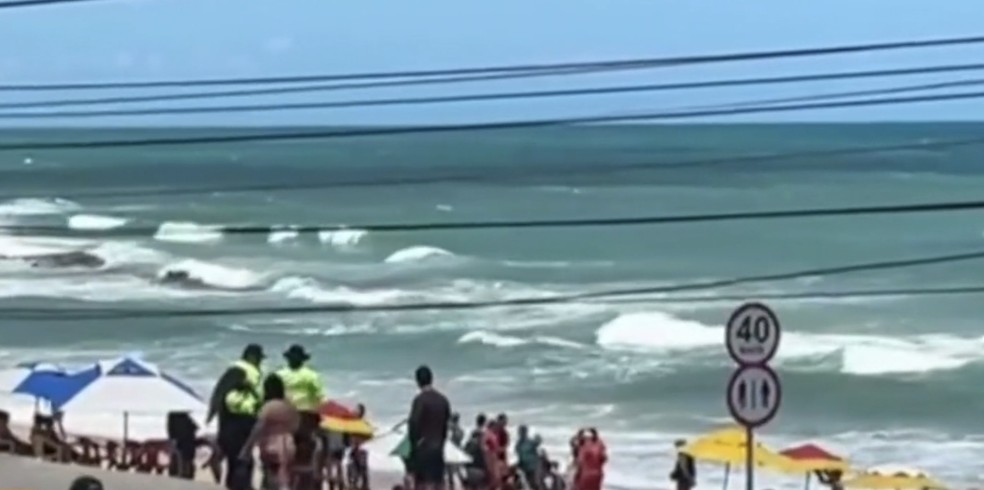 Após tentar esfaquear agente da STTU, homem entra no mar e morre afogado em Natal — Foto: Reprodução/Inter TV Cabugi