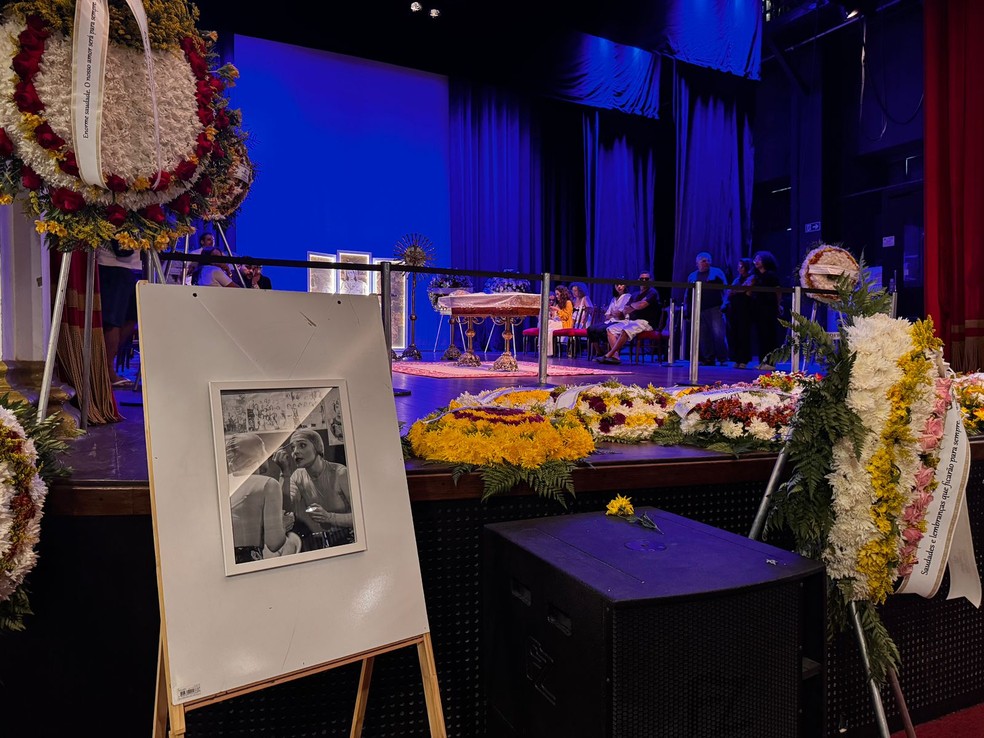 Corpo de Titina Medeiros é velado no palco do Teatro Alberto Maranhão, em Natal — Foto: Vinícius Marinho/Inter TV Cabugi